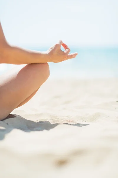 Mujer haciendo yoga en la playa —  Fotos de Stock