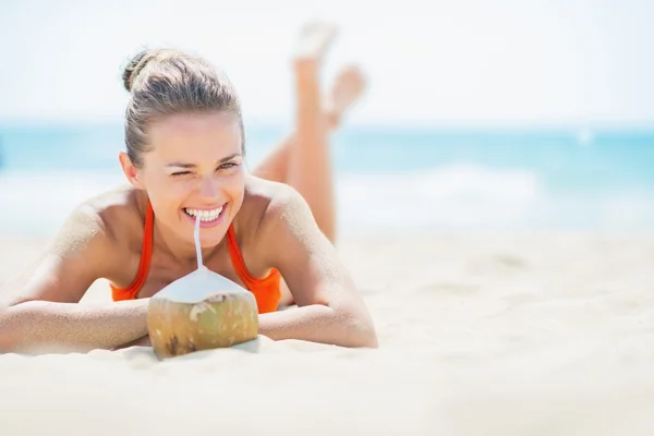 Kobieta na plaży i picie mleka kokosowego — Zdjęcie stockowe