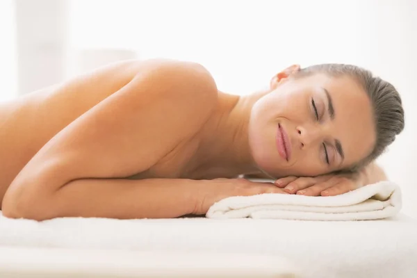 Relaxado mulher que coloca na mesa de massagem — Fotografia de Stock