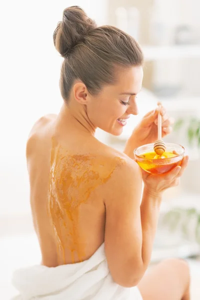 Feliz joven disfrutando de la terapia de spa de miel —  Fotos de Stock