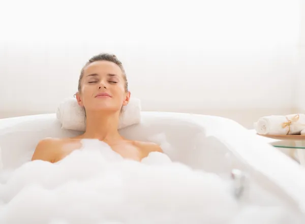 Mladá žena relaxuje ve vaně — Stock fotografie