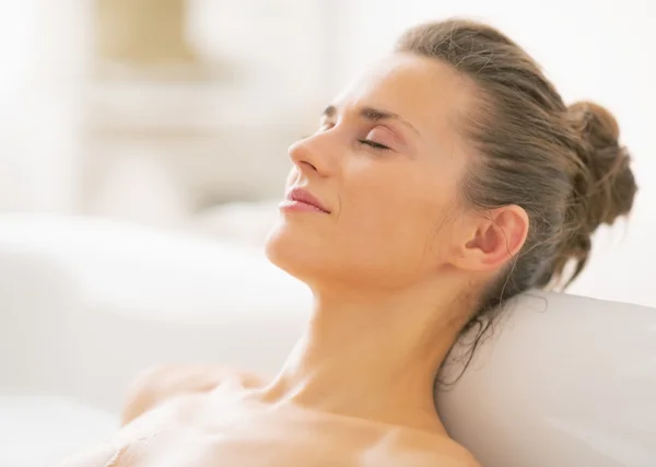 Entspannte junge Frau in Badewanne — Stockfoto