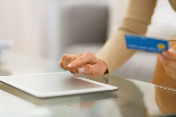 Kvinna med kreditkort med hjälp av TabletPC — Stockfoto