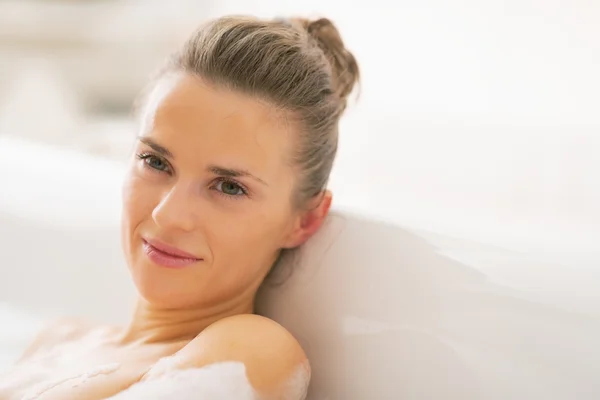 Junge Frau in Badewanne — Stockfoto