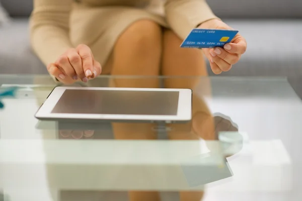 Frau mit Kreditkarte mit Tablet-PC — Stockfoto