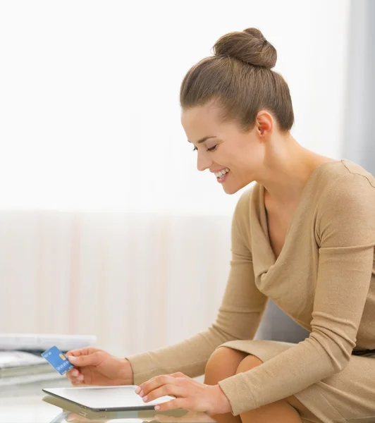 Donna con carta di credito utilizzando tablet pc — Foto Stock