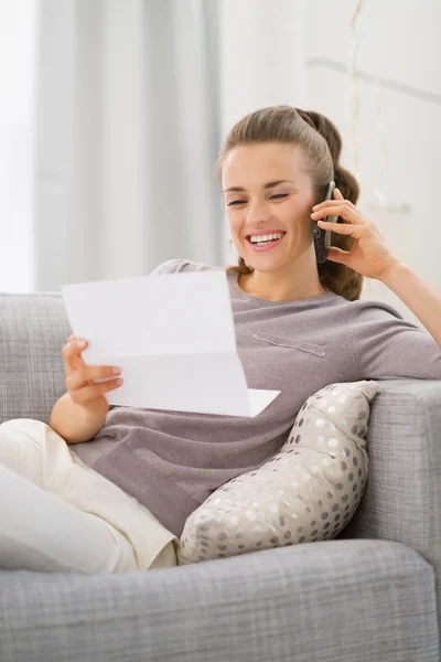 Mulher feliz com carta falando telefone celular — Fotografia de Stock