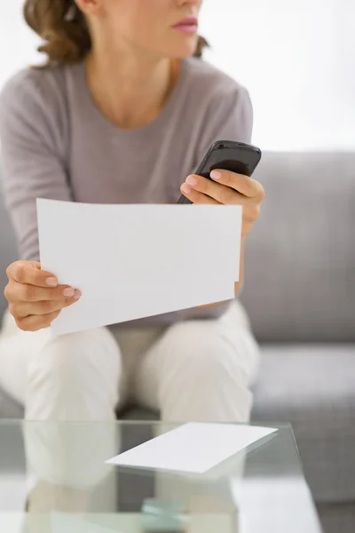 Frau mit Brief und Telefon — Stockfoto