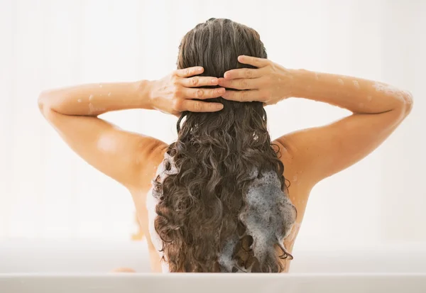 Jovem mulher lavando cabelo . — Fotografia de Stock