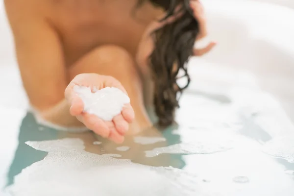 Mujer mostrando acondicionador de cabello — Foto de Stock