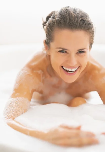 Mujer jugando con espuma en la bañera —  Fotos de Stock