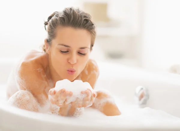 Mulher brincando com espuma na banheira — Fotografia de Stock