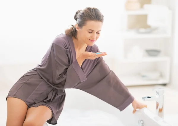 Gelukkig jonge vrouw ruiken badzout — Stockfoto