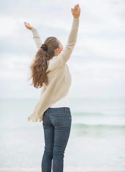 Femme sur la plage réjouissant le succès . — Photo