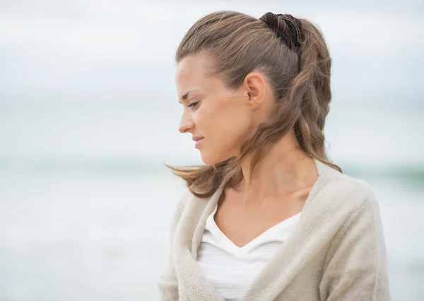 Jeune femme détendue sur la plage froide — Photo