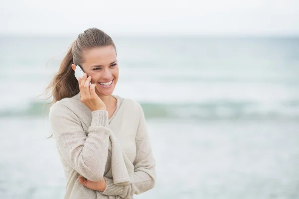 Vrouw praten mobiele telefoon op strand — Stockfoto