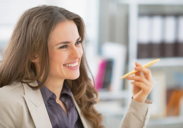 Mujer de negocios sonriente en la oficina — Foto de Stock