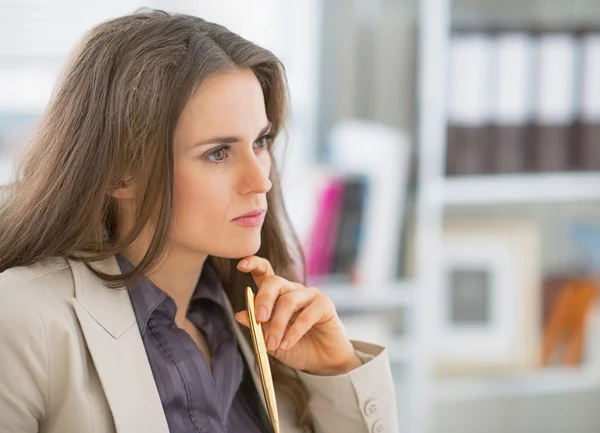 Mujer de negocios preocupada en el cargo — Foto de Stock