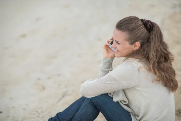 Kobieta na plaży rozmowy telefon komórkowy — Zdjęcie stockowe