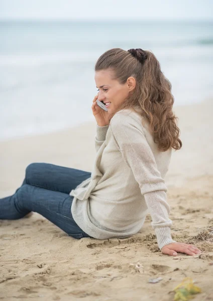 Žena na pláži mluví mobilní telefon — Stock fotografie