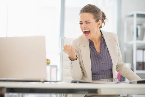 Business woman in office rejoicing success — Stockfoto