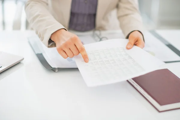 Mujer de negocios señalando en el documento — Foto de Stock