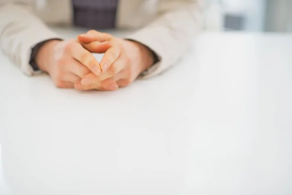 Mujer de negocios manos en el escritorio — Foto de Stock