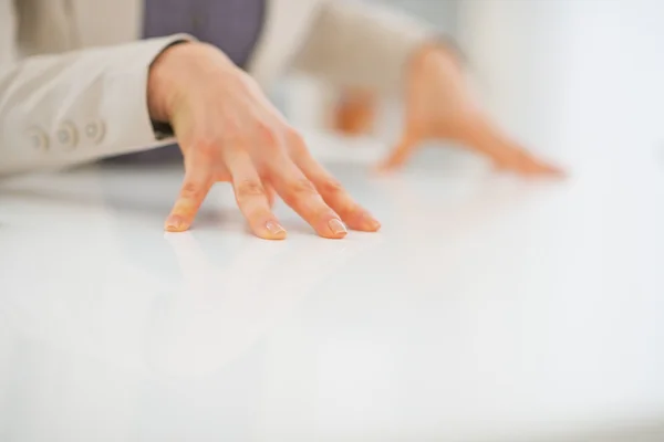 Femme d'affaires mains sur le bureau — Photo