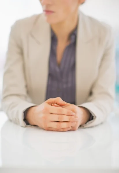 Mujer de negocios sentada en el escritorio — Foto de Stock