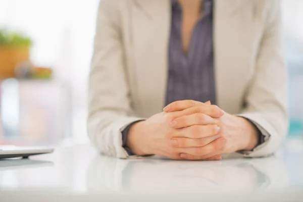Business woman sitting at desk — Stock Photo, Image