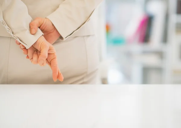 Mujer de negocios con dedos cruzados — Foto de Stock