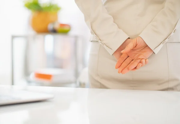 Mulher de negócios de pé perto da mesa no escritório — Fotografia de Stock