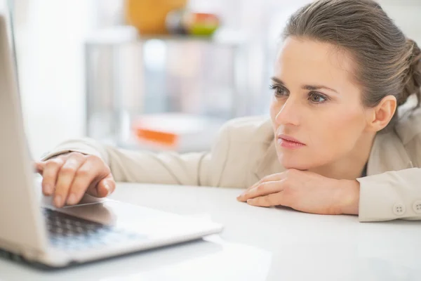 Geschäftsfrau arbeitet im Büro mit Laptop — Stockfoto