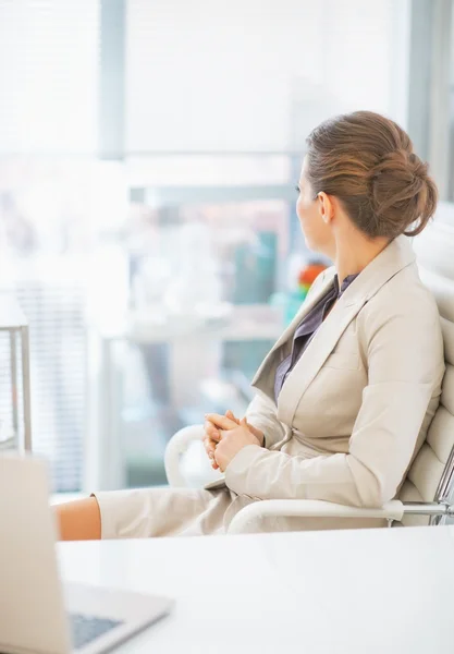 Mujer de negocios sentada en la oficina —  Fotos de Stock