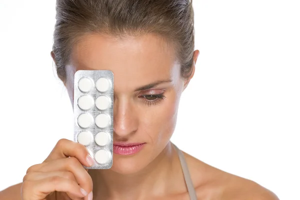 Frau mit Blasenverpackung von Pillen — Stockfoto