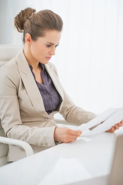 Mulher de negócios trabalhando com documentos no escritório — Fotografia de Stock