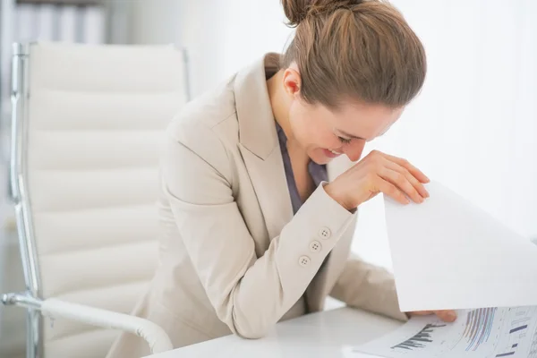 Glimlachende zakenvrouw in functie — Stockfoto