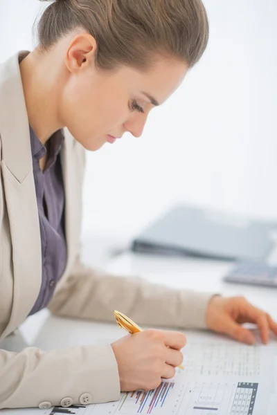 Femme d'affaires travaillant avec des documents — Photo