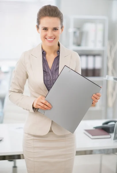 Mujer de negocios con carpeta en la oficina —  Fotos de Stock