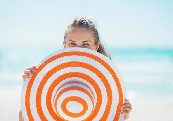 Mujer escondida detrás del sombrero en la playa —  Fotos de Stock