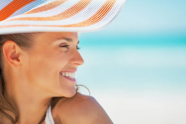 Uśmiechnięta młoda kobieta na plaży — Zdjęcie stockowe