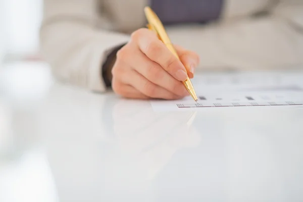 Mujer de negocios escribiendo en documento — Foto de Stock