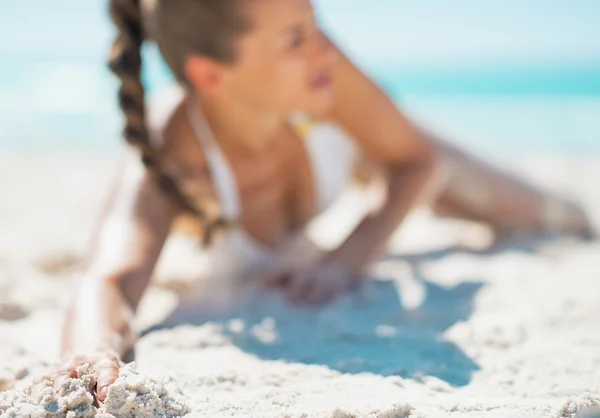 Frau liegt am Strand — Stockfoto