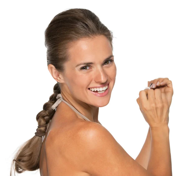 Glückliche junge Frau trägt Nagellack auf — Stockfoto