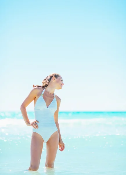 Ontspannen jonge vrouw aan zee — Stockfoto