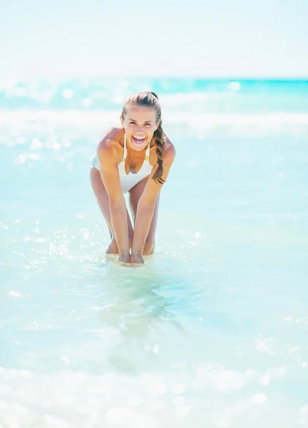 Frau am Meer spielt mit Wasser — Stockfoto