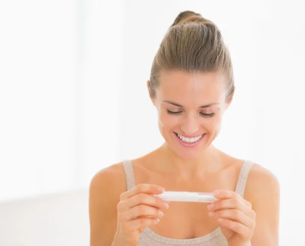 Mujer mirando en la prueba de embarazo — Foto de Stock