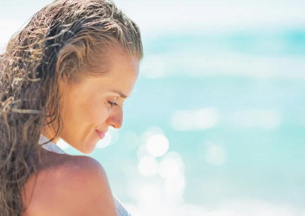 Ontspannen jonge vrouw op strand — Stockfoto