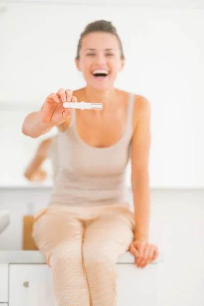 Mulher feliz mostrando teste de gravidez — Fotografia de Stock