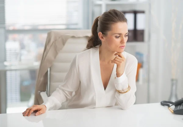 Tankeväckande affärskvinna i office — Stockfoto